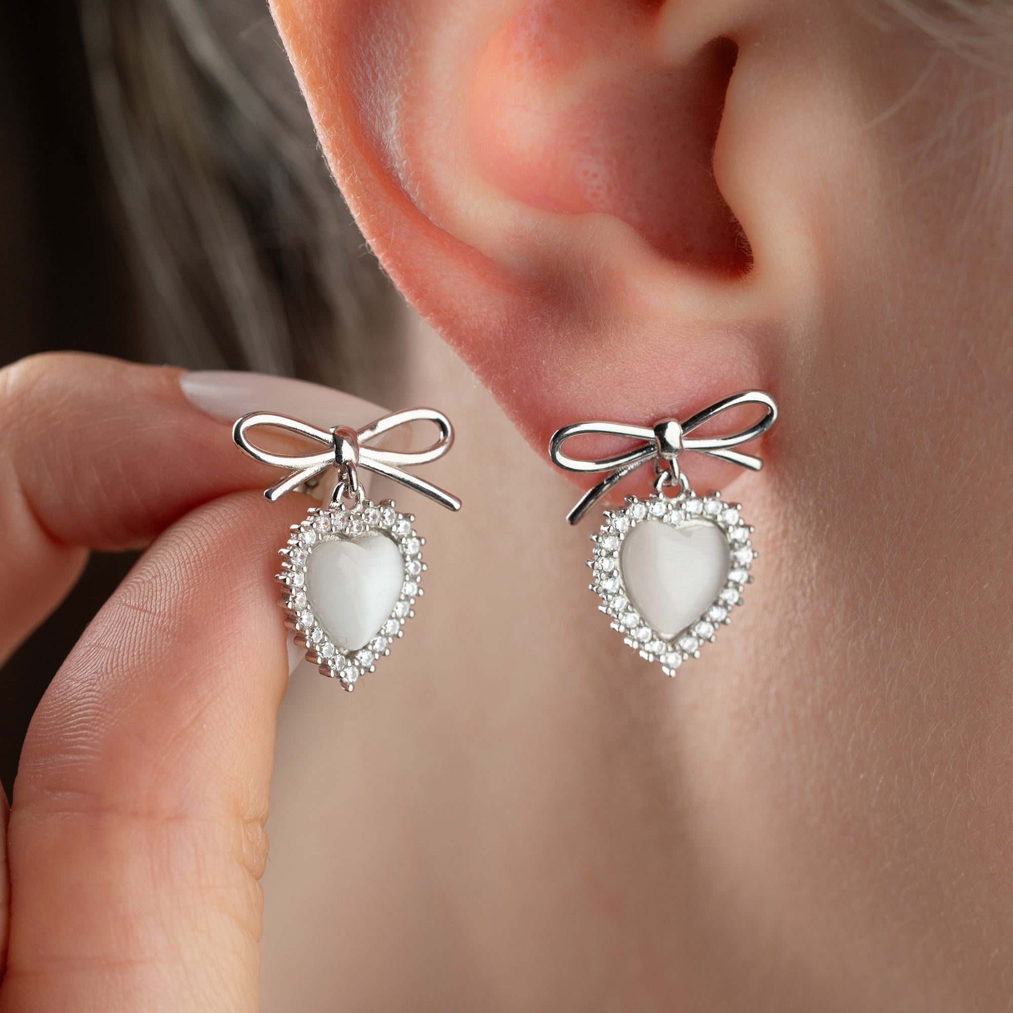 SCHLEIFE WEISSE HERZ OHRRINGE | 925 SILBER