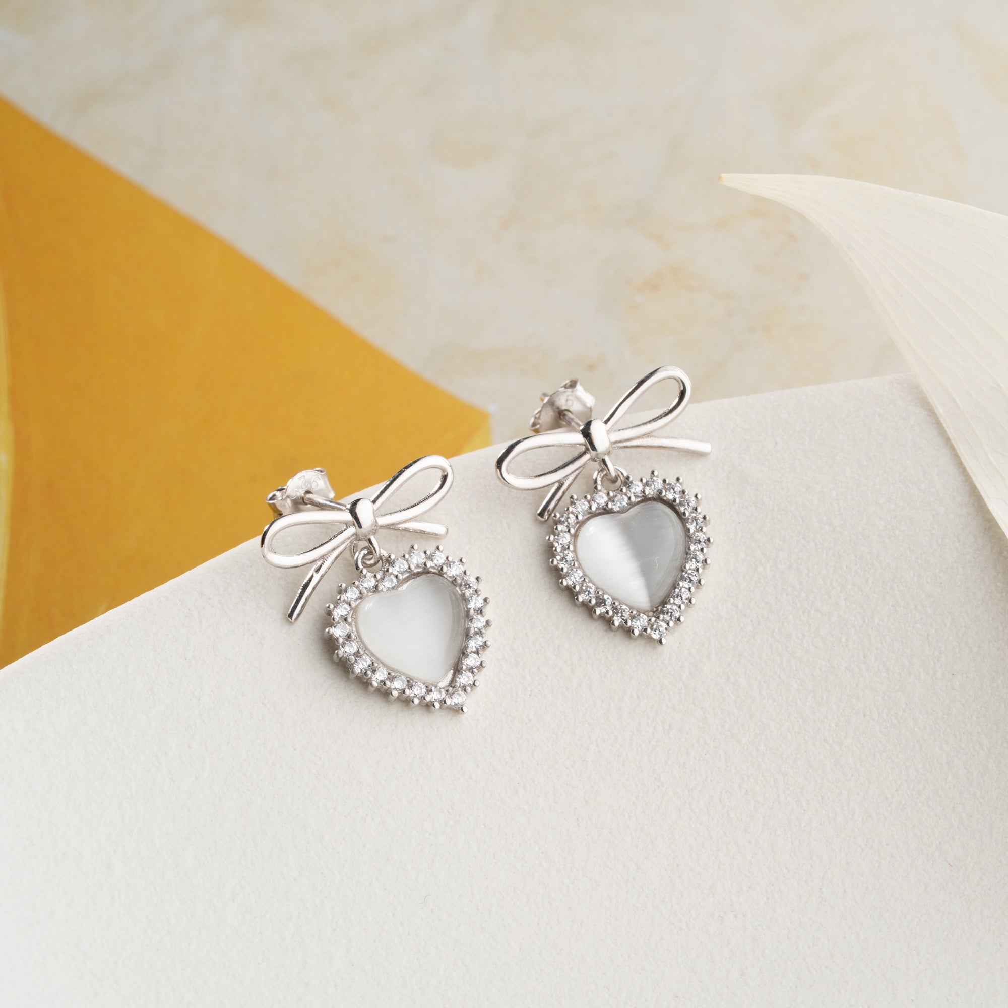 SCHLEIFE WEISSE HERZ OHRRINGE | 925 SILBER