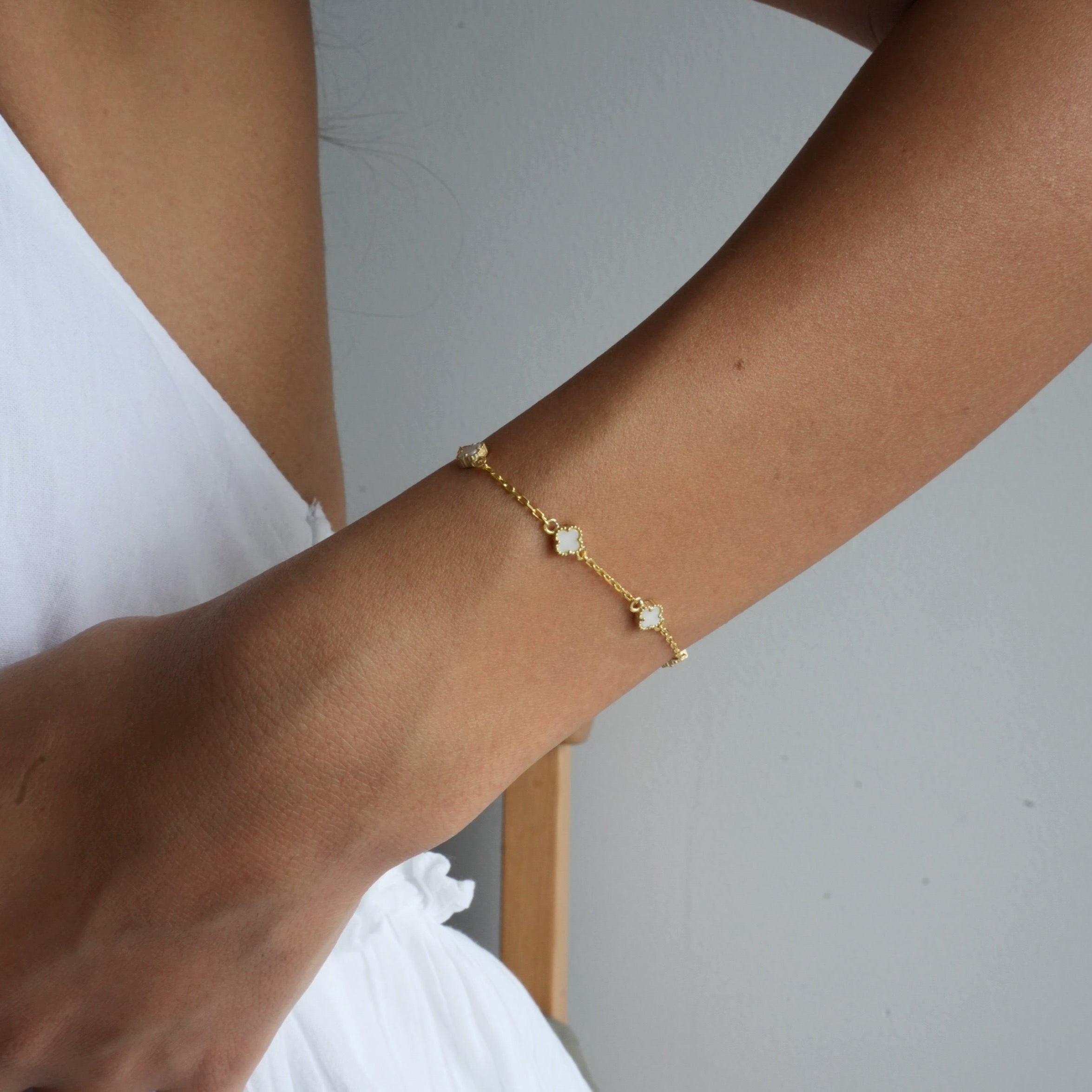 MINIMAL WEISSE KLEE ARMKETTE | 925 SILBER