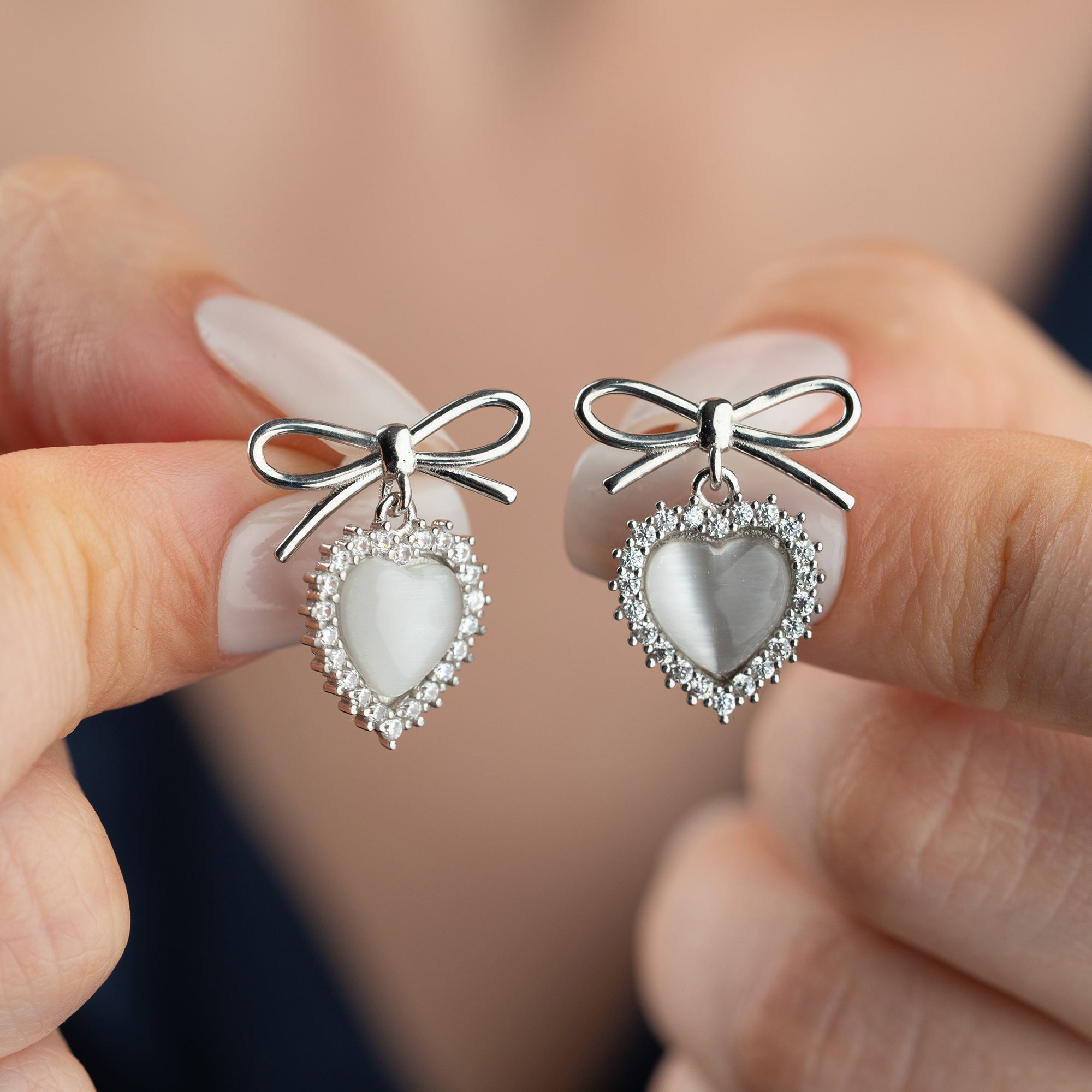 SCHLEIFE WEISSE HERZ OHRRINGE | 925 SILBER